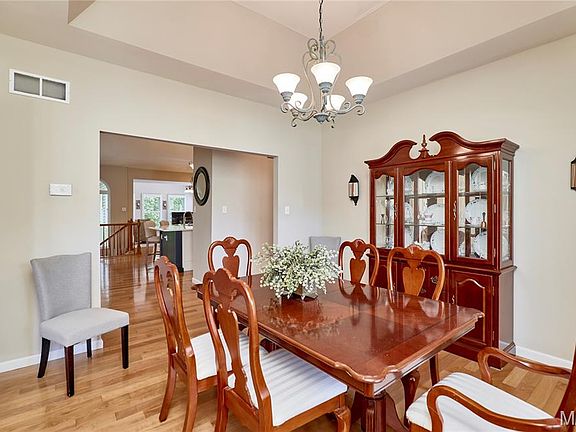 3rd image of 304 Crescent Oak Ct