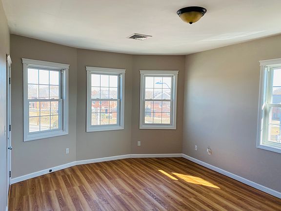 4th image of 131 Beverage Hill Ave