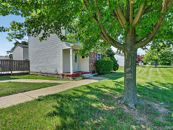 3rd image of 2824 Roundtree Dr #J