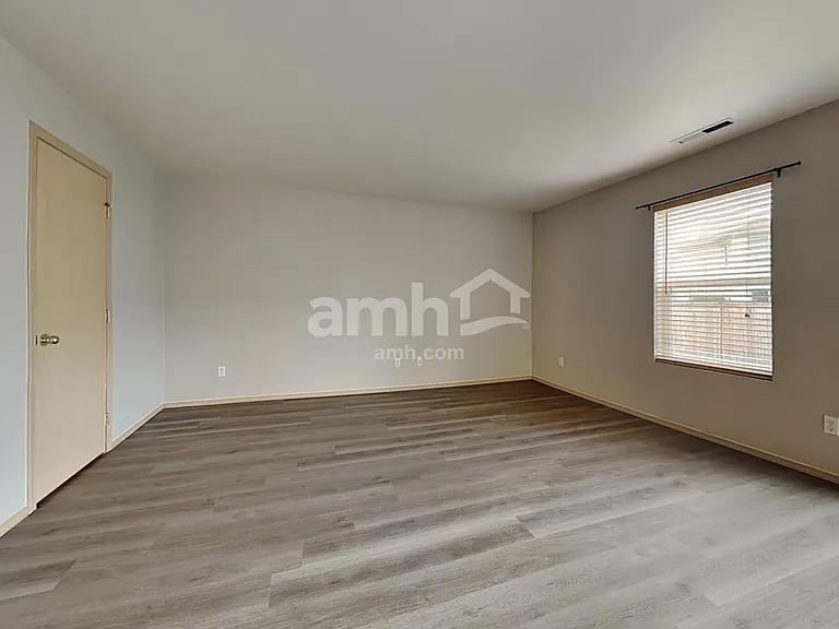 9523 187th St E — Photo 8