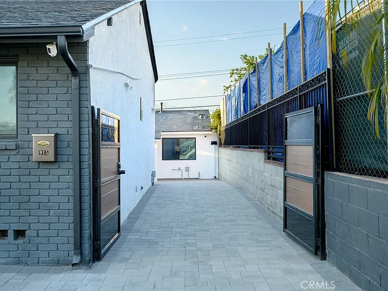 915 Cornell — Photo 23