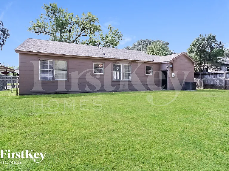 706 E Humble St — Photo 15