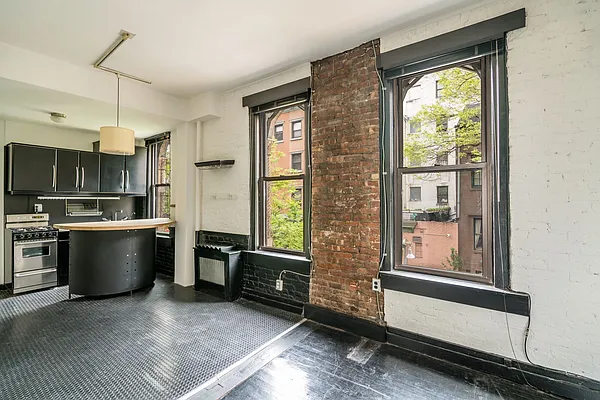 Sold by Yael Dunsky Real Estate | media 10