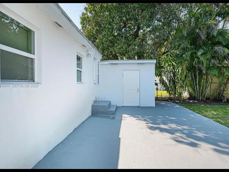 529 NW 42nd St — Photo 15