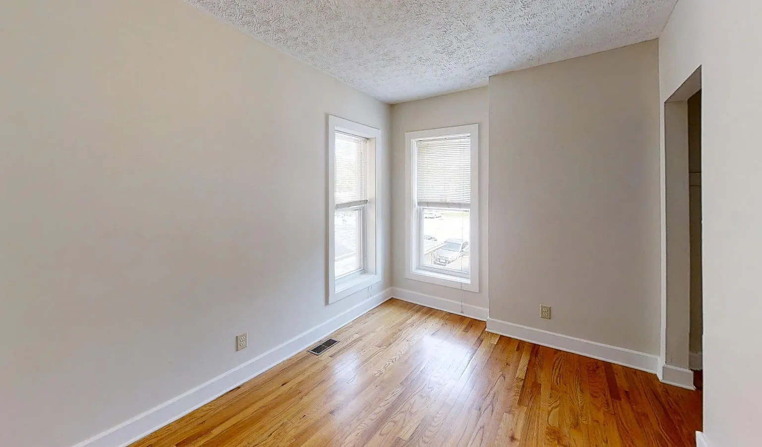 3 bed, 1.0 bath, 1400 sqft, $1,299 — Photo 3