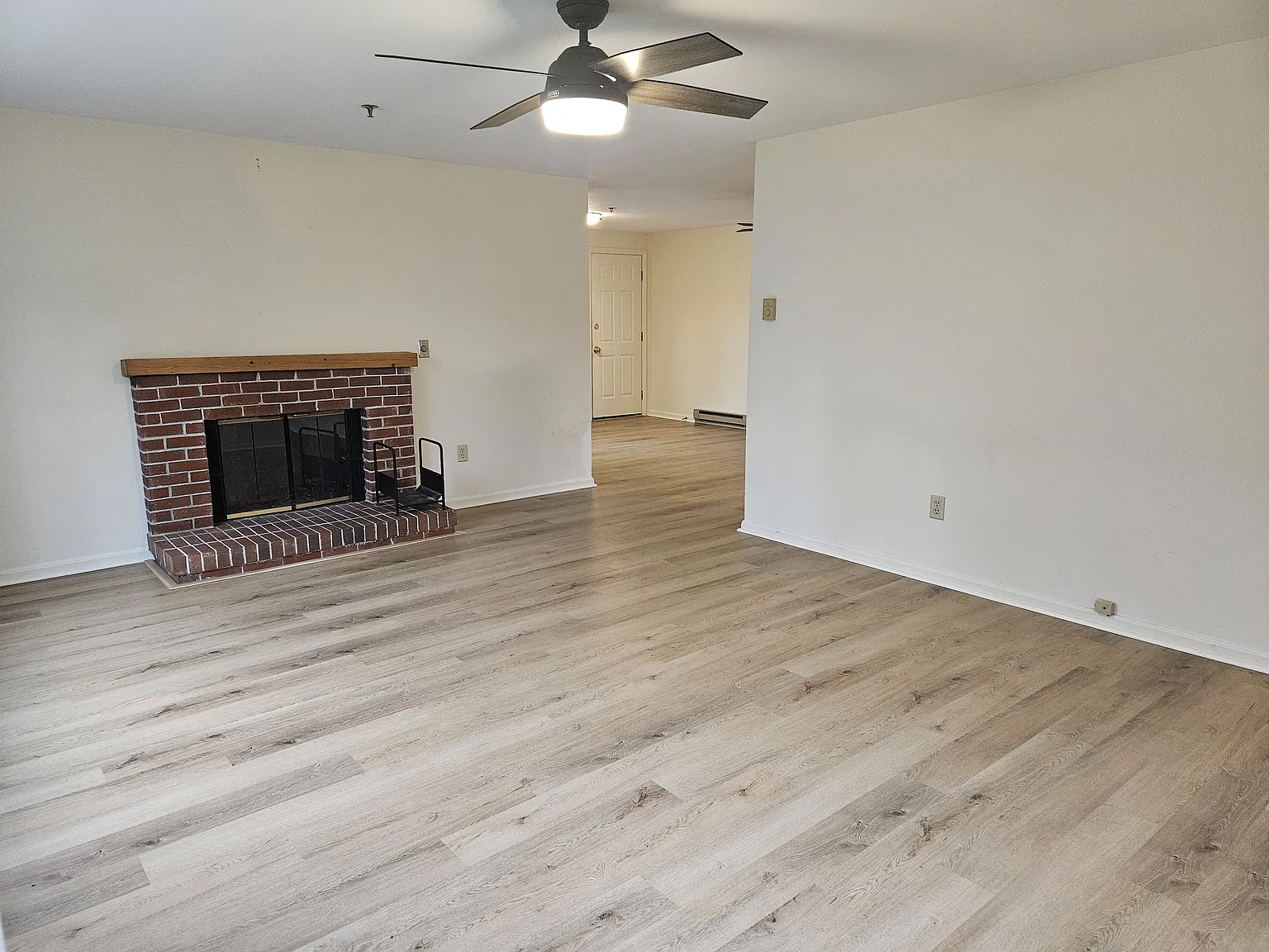 3 bed, 1880 sqft, $3,200 — Photo 2