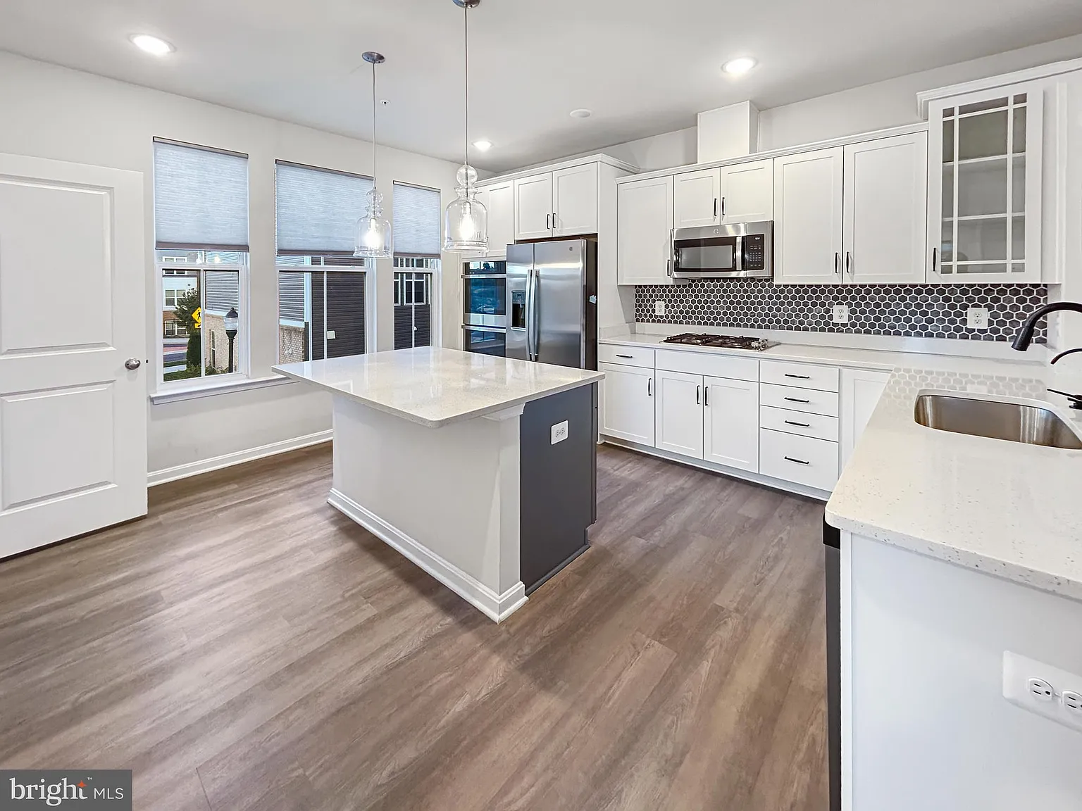 3 bed, 4.0 bath, 2020 sqft, $2,850 — Photo 3