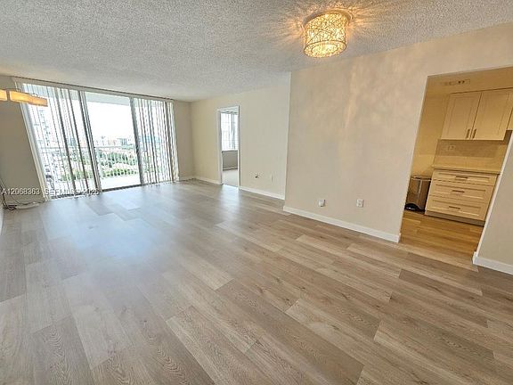 5th image of 18081 Biscayne Blvd APT 1702