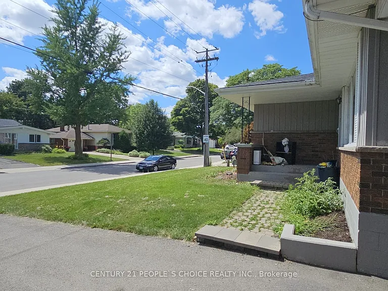 98 Lynbrook Dr — Photo 3