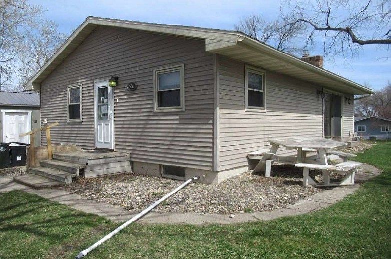 1st image of 521 6th St E