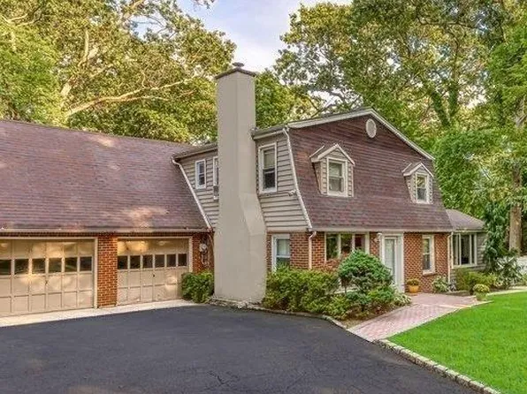 6 Woods End Road S, Dix Hills, NY 11746