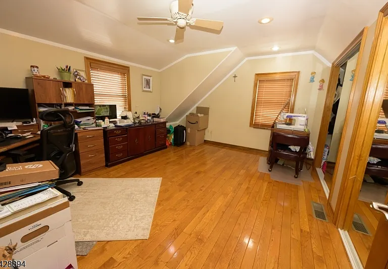 487 Macarthur Ave — Photo 16