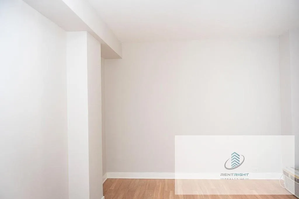 Building Photo - 511 W Belmont Ave #44