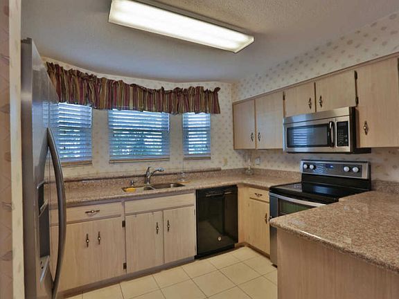 4th image of 3538 Russett Ln