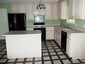3rd image of 121 Shady Cedar Ln