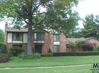 11955 Raintree Ct, Utica, MI 48315