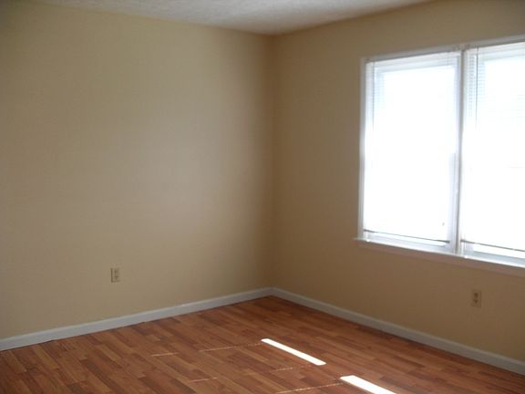 3rd image of 429 Country Lane Dr