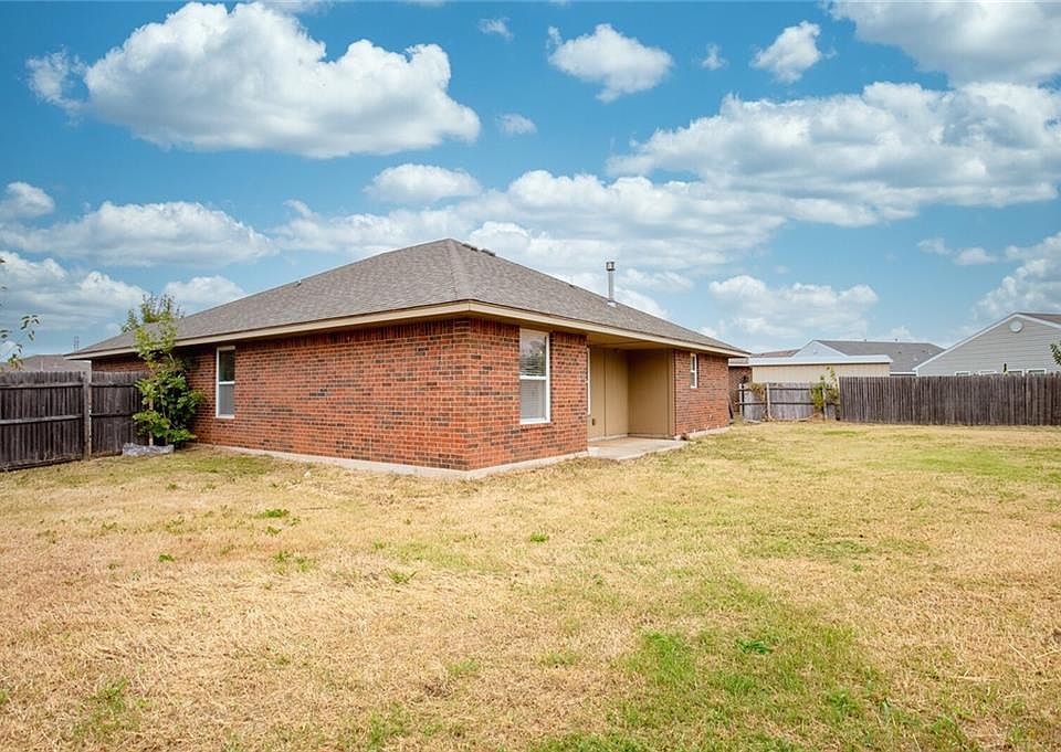 2nd image of 412 Hidden Creek Way