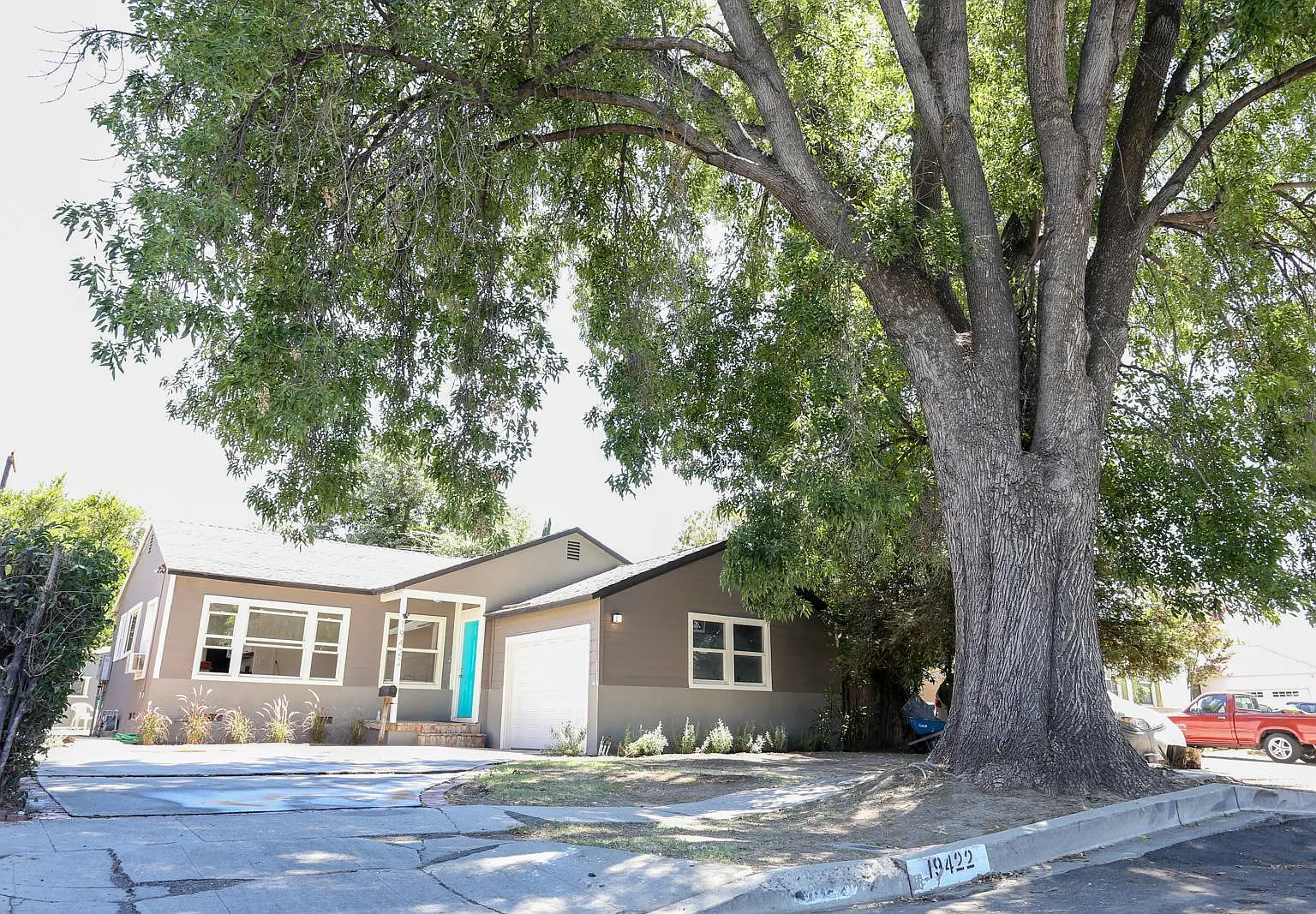 19422 Archwood St — Photo 2