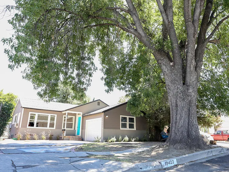 19422 Archwood St — Photo 2
