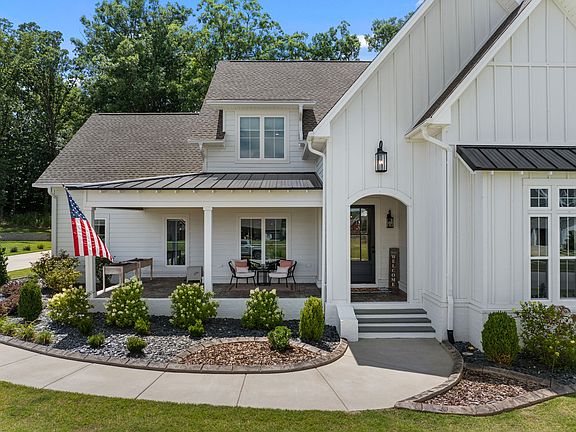 2nd image of 228 Chestnut Oak Dr