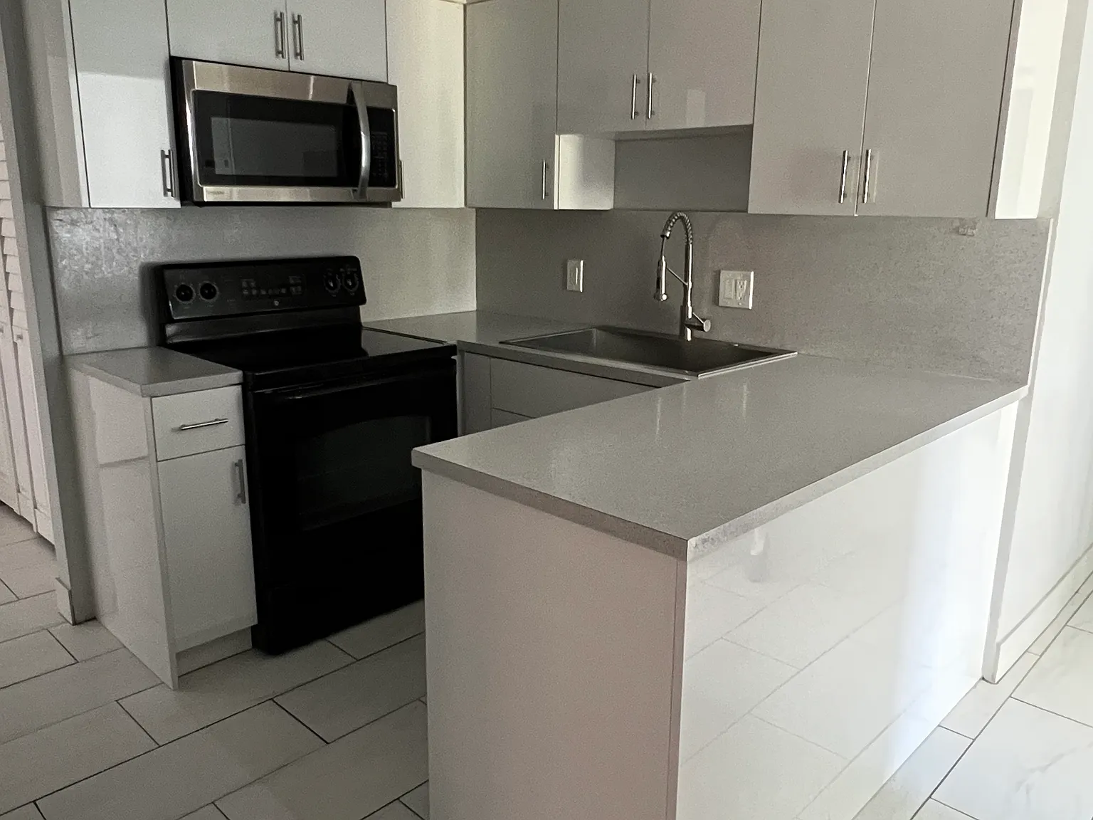 2 bed, 911 sqft, $2,400 — Photo 2