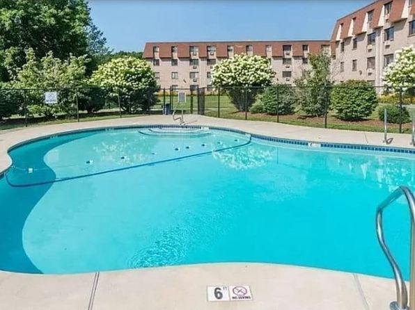 119 Grove St APT 243, Rockland, MA 02370