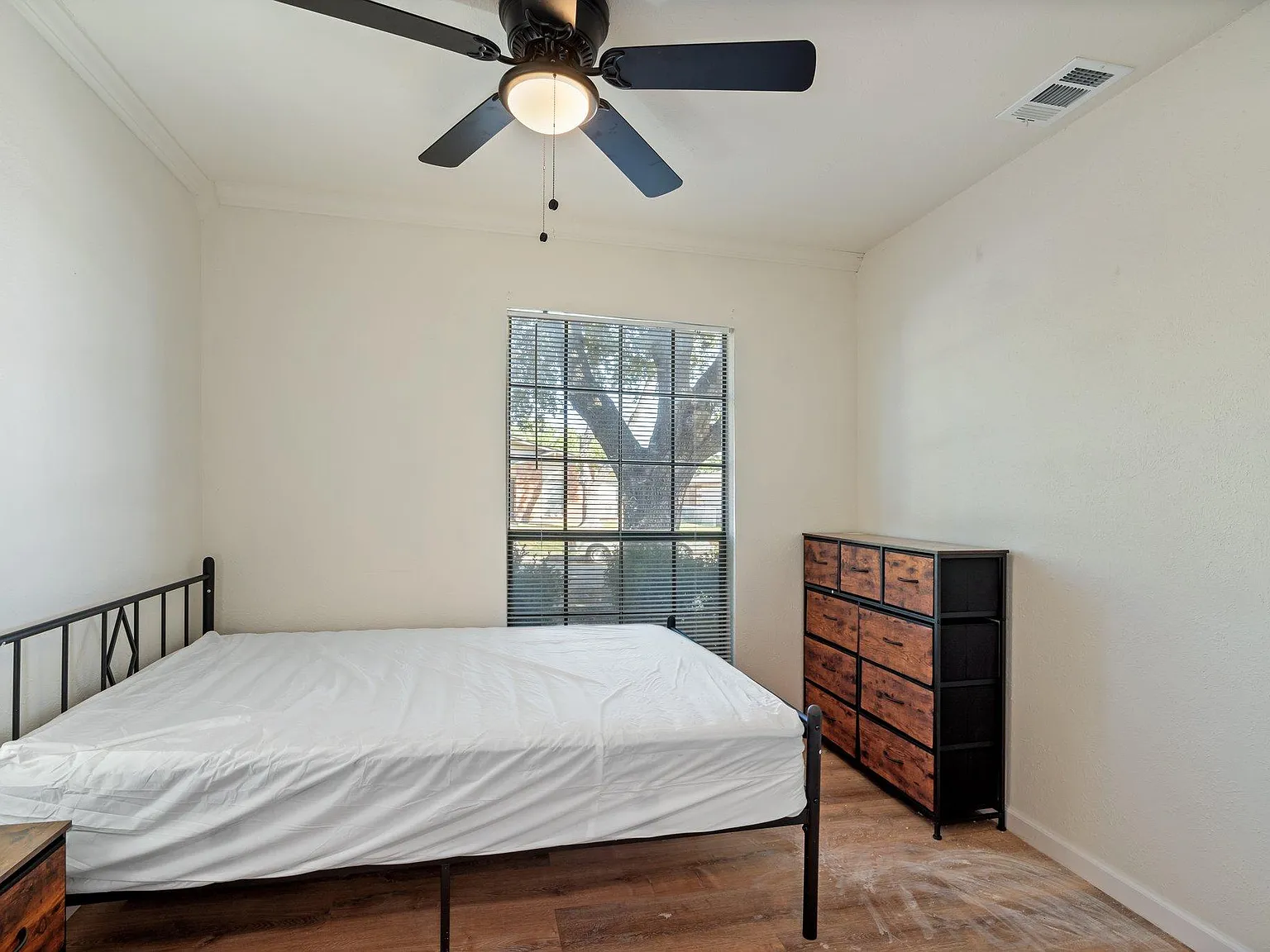 4 bed, 2.0 bath, 1770 sqft, $819 — Photo 1