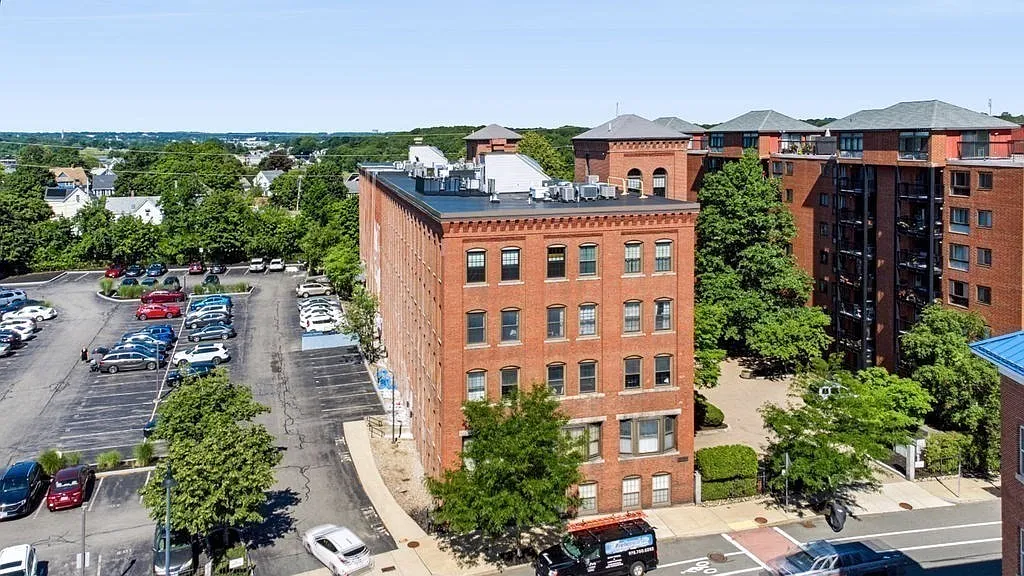 2 bed, 1.5 bath, 1027 sqft, $2,950 — Photo 3
