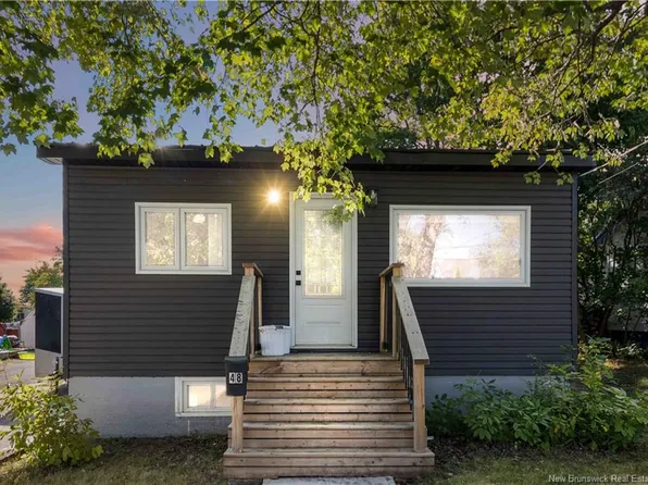 48 8th St, Moncton, NB E1E 3E9