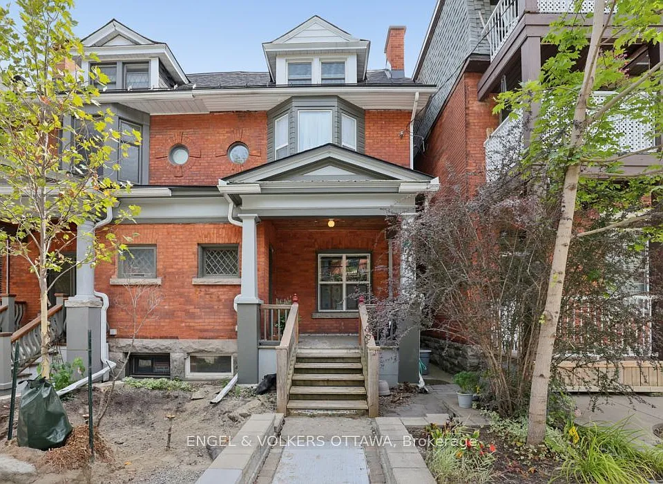 190 James St