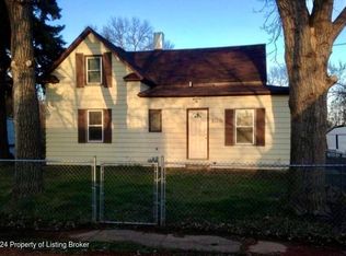 104 Riverside Dr, Belfield, ND 58622