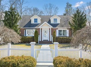 423 2nd Ave W, East Northport, NY 11731