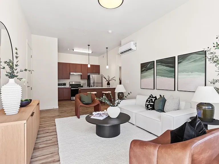 Jen's Pointe Apartment — Photo 11