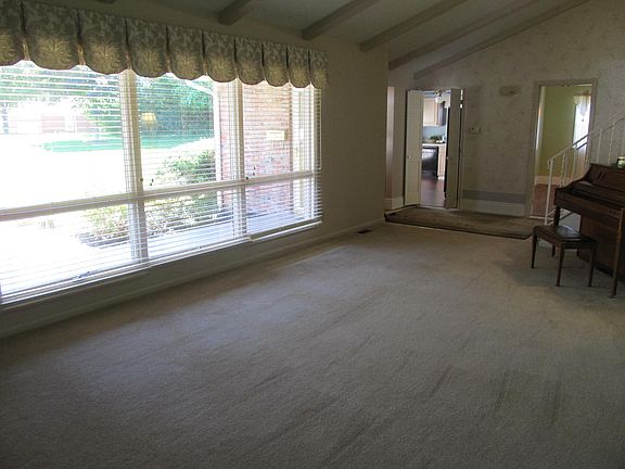 4th image of 202 Harbel Dr