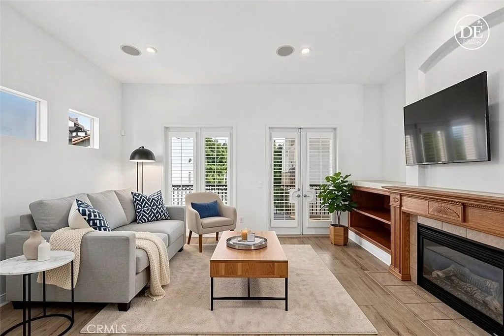 3 bed, 3.5 bath, 2314 sqft, $8,800 — Photo 3