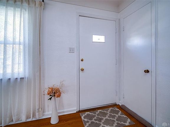 3rd image of 1520 Dutchess Ave
