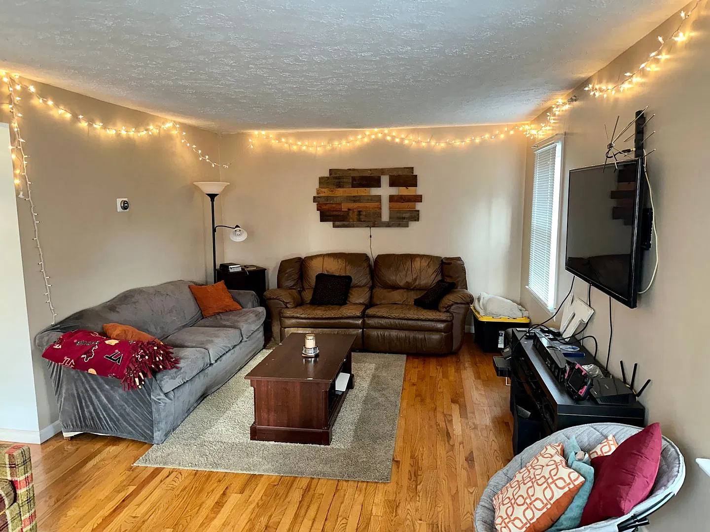 Spacious Corner Town Home With Large Yard — Photo 3