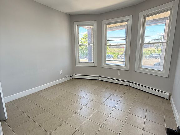 2nd image of 658 Magnolia Ave #1