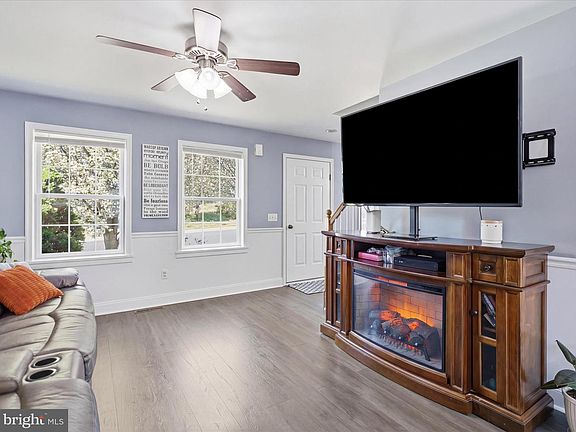 5th image of 205 Crown Ct