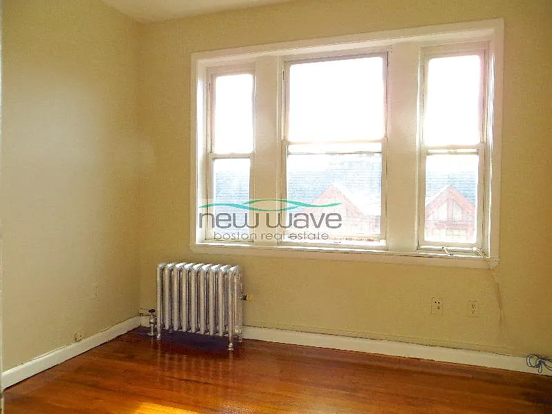 3 bed, 999 sqft, $5,400 — Photo 2