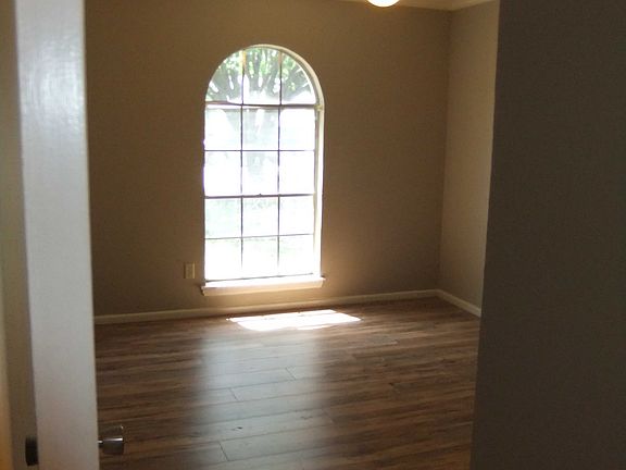 3rd image of 828 Marlene Dr