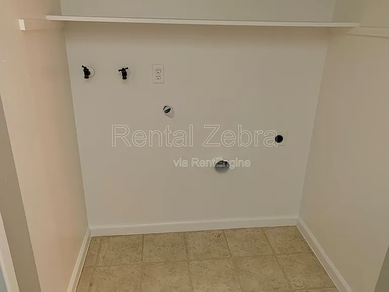 1592 Ashwood Dr — Photo 8