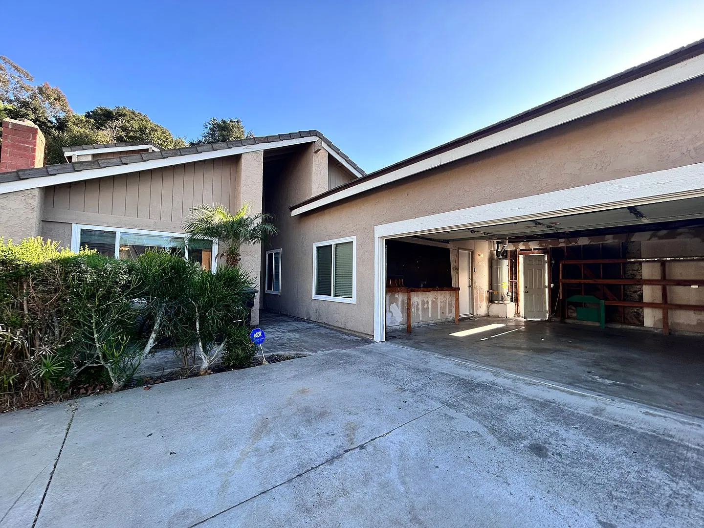 Charming 2-story home with excellent curb appeal in the heart of Lake Forest! — Photo 2