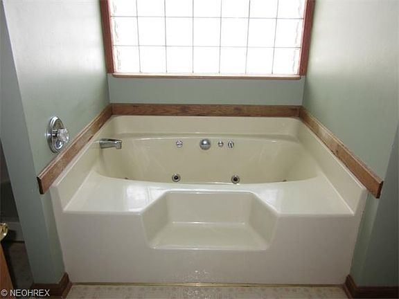 Jetted garden tub