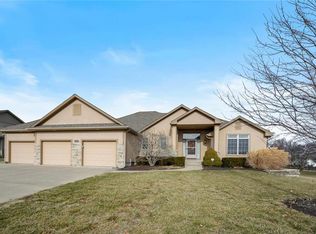 516 SE Hackamore Dr, Lees Summit, MO 64082