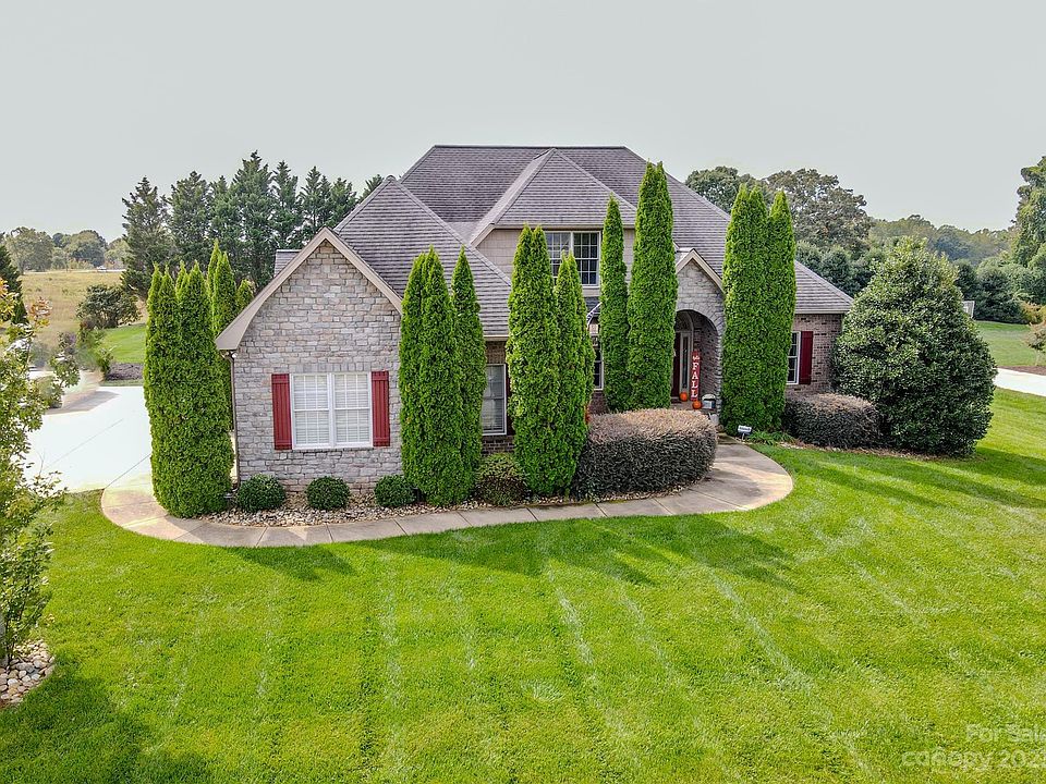 1st image of 715 Cedar Hill Dr