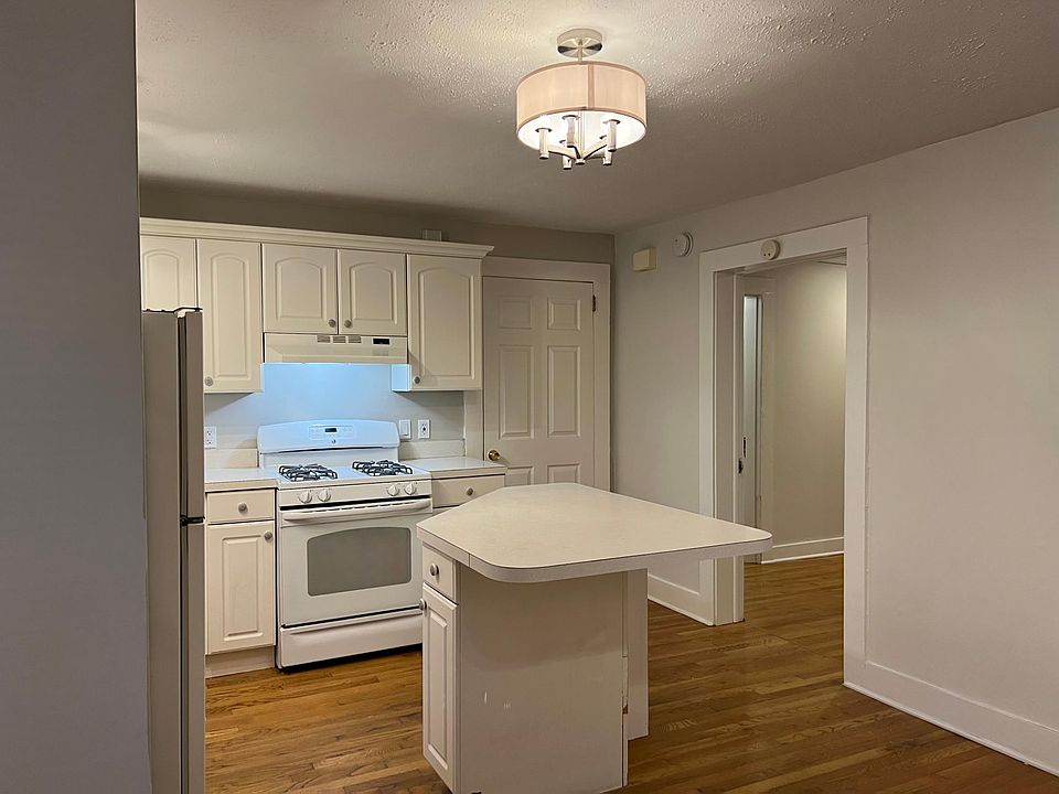 Eat-in Kitchen with island