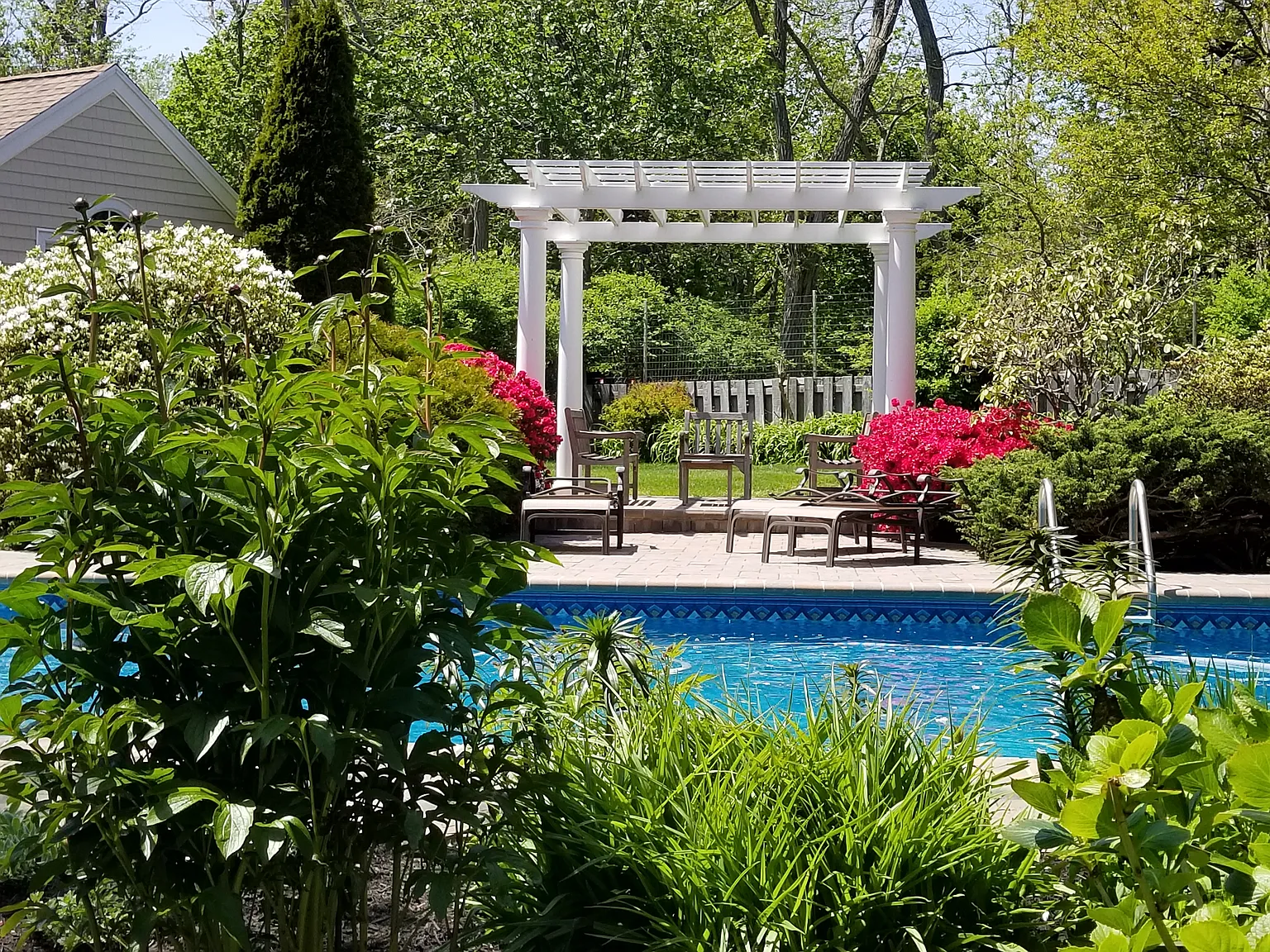 Charming Southampton property close to the village with pool — Photo 3