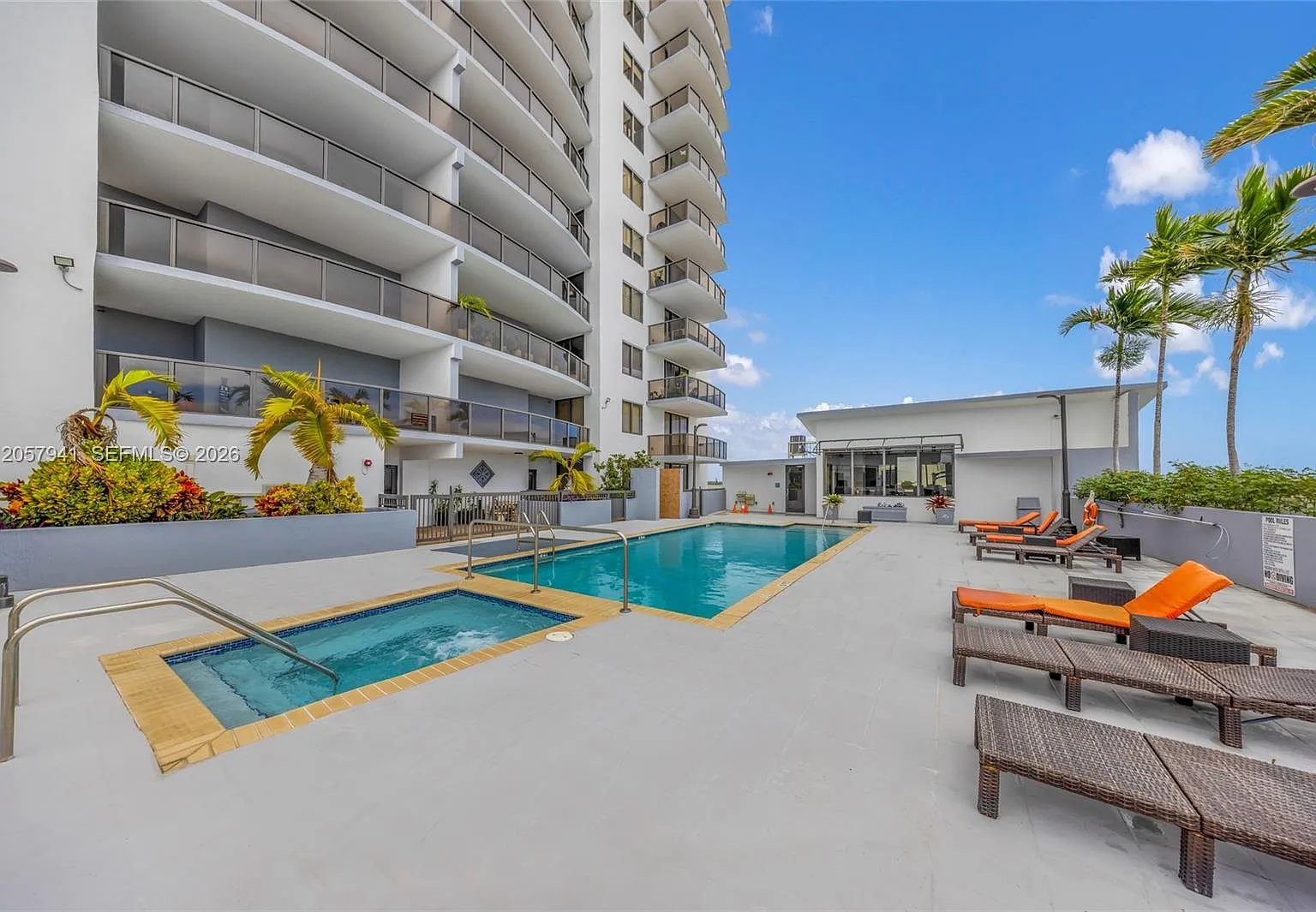 The Luxor Residences Cond — Photo 4